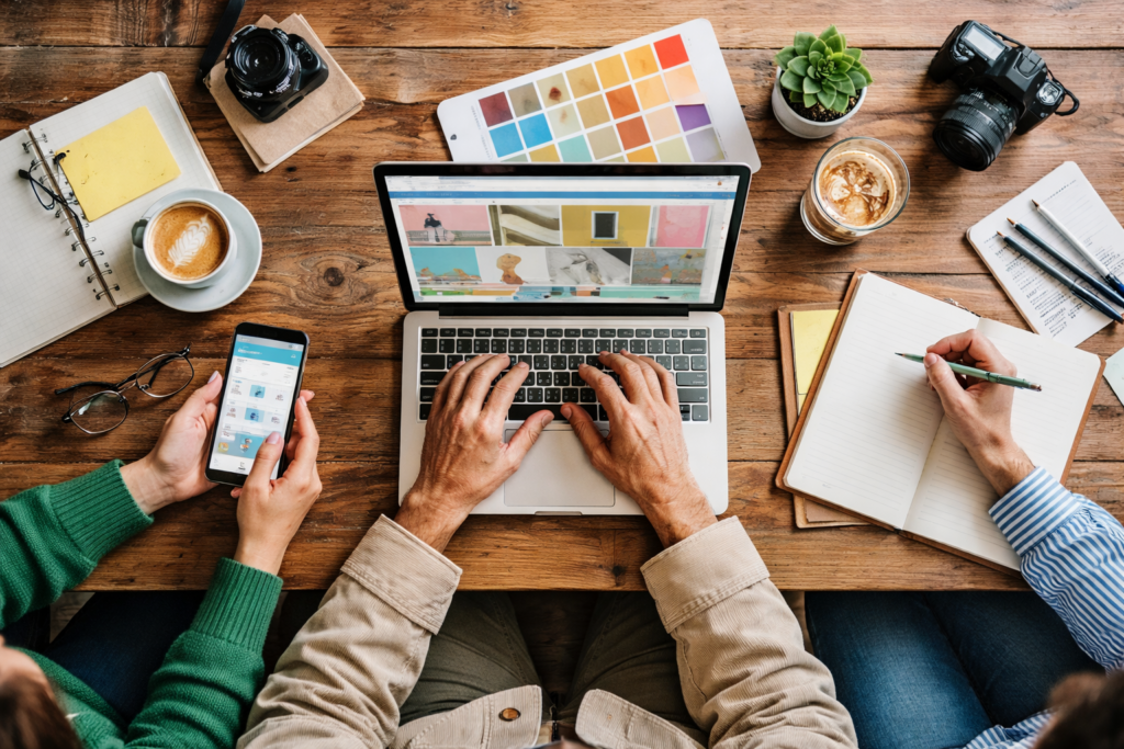Týmová spolupráce na tvorbě brandingu, designu a digitální marketingové strategie u pracovního stolu